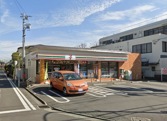 コンビニ　セブンイレブン（コンビニ）まで601m