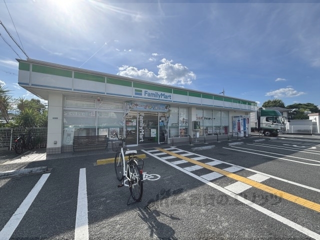 コンビニ　ファミリーマート伊丹鴻池店（コンビニ）まで400m