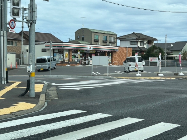 コンビニ　セブンイレブン（コンビニ）まで287m