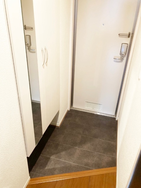 玄関　同物件別部屋