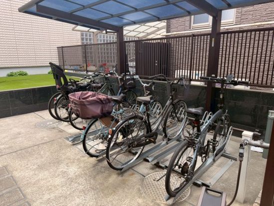 駐車場　■敷地内ゴミ置き場