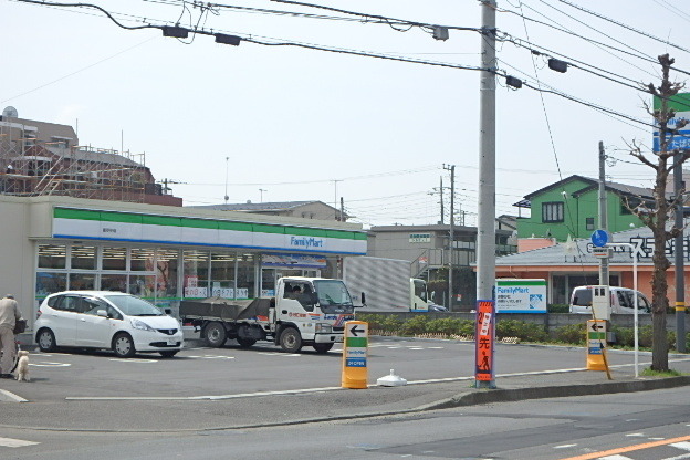 コンビニ　ファミリーマート（コンビニ）まで100m