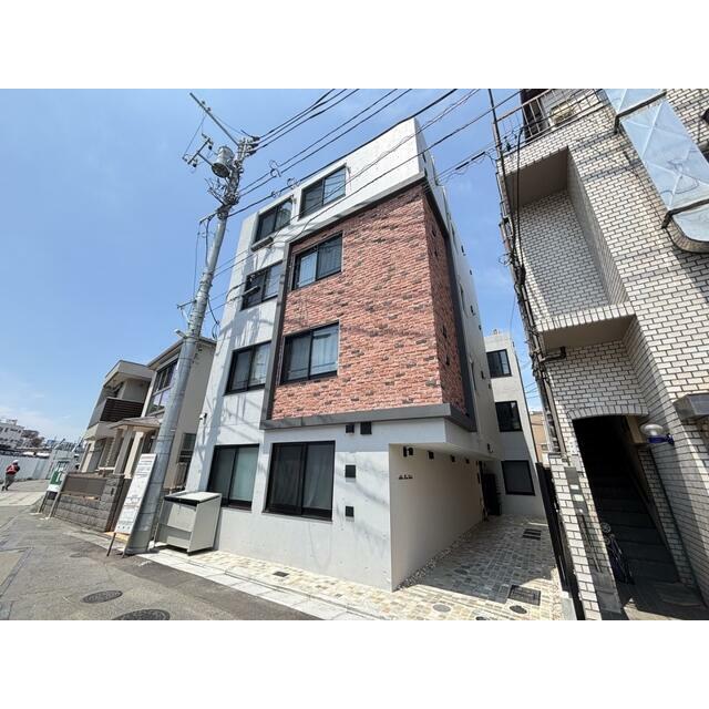 建物外観　鉄筋コンクリート造のがっちりとした建物。