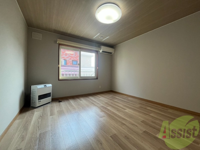 その他部屋・スペース　こちらのお部屋は光が差し込む、温かみのあるお部屋です。