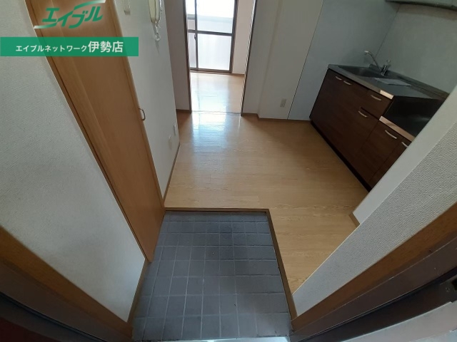 玄関　同物件別部屋の写真