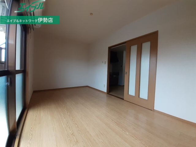 居室・リビング　同物件別部屋の写真