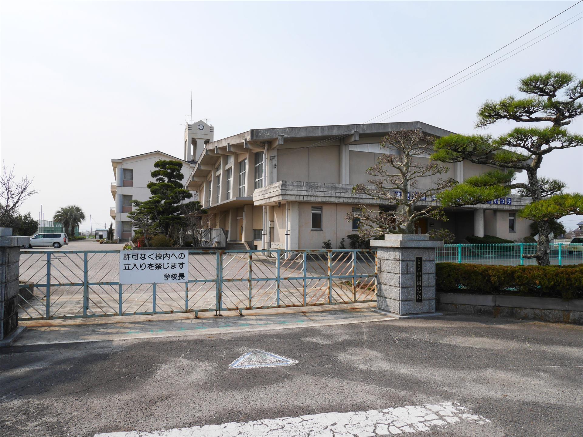 小学校　佐賀市立中川副小学校（小学校）まで942m