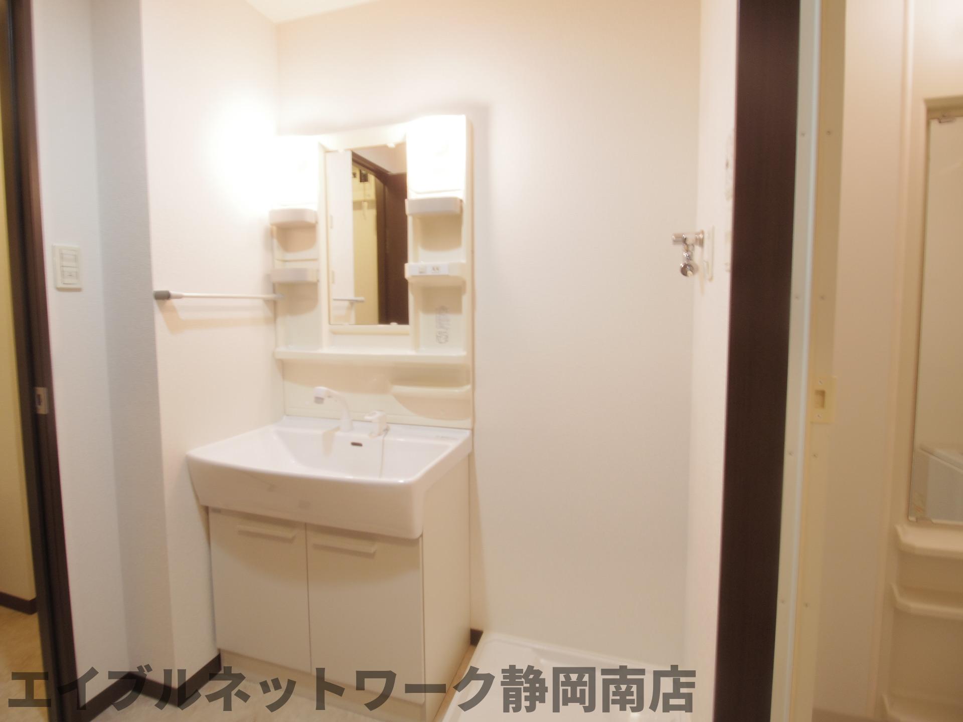 洗面設備　ゆったりとスペースのある洗面所