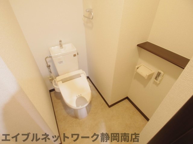 トイレ　落ち着いた色調のトイレです