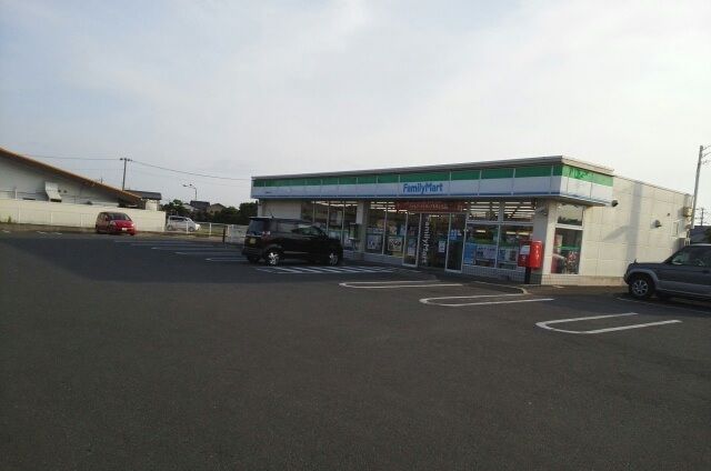 コンビニ　ファミリーマート（コンビニ）まで630m