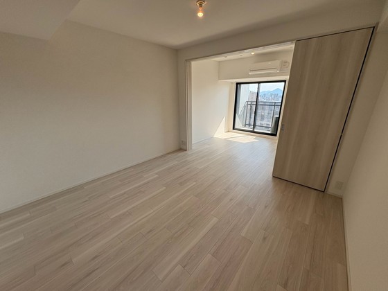 S-RESIDENCE東観音町achieveの居間写真