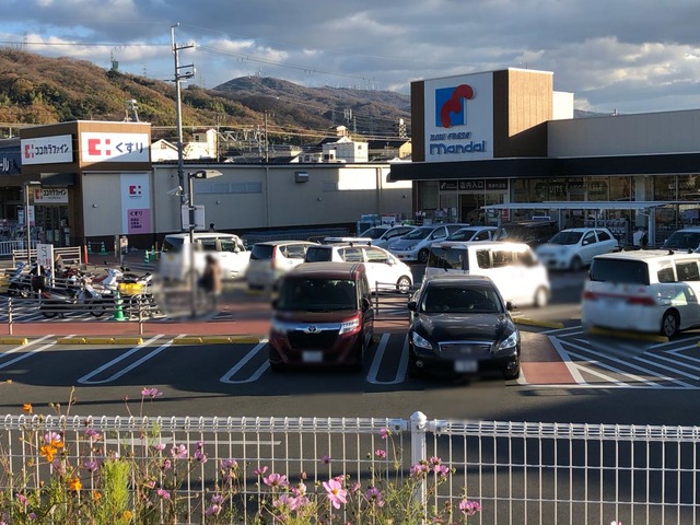 ドラックストア　ココカラファイン 南津の辺店（ドラッグストア）まで672m