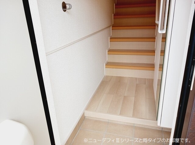 玄関　建築中のため類似物件の写真を掲載しています