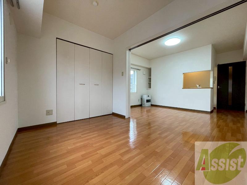 その他部屋・スペース　寝室はこちらです。光が差し込む、温かみのあるお部屋です。