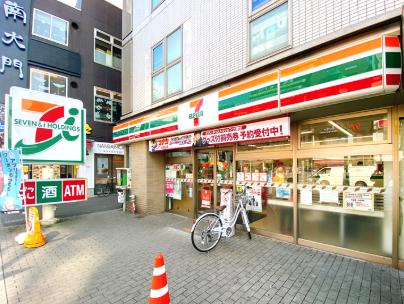 コンビニ　セブンイレブン新宿大久保駅前店（コンビニ）まで197m