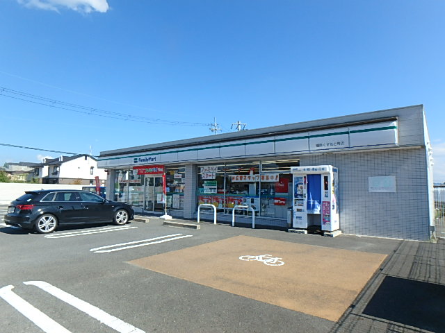 コンビニ　ファミリーマート橿原くずもと町店（コンビニ）まで239m