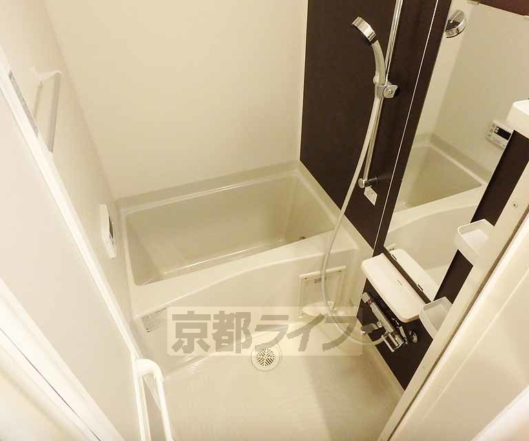 バス・シャワールーム　ゆったりバスルーム。