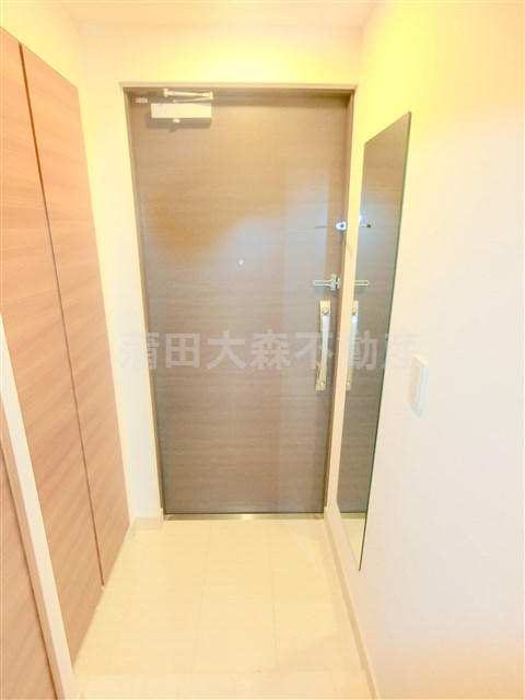 玄関　姿見鏡付きがうれしい玄関