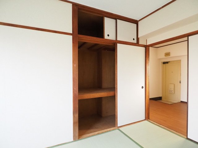 収納　押入があるのでしっかり収納できますね。