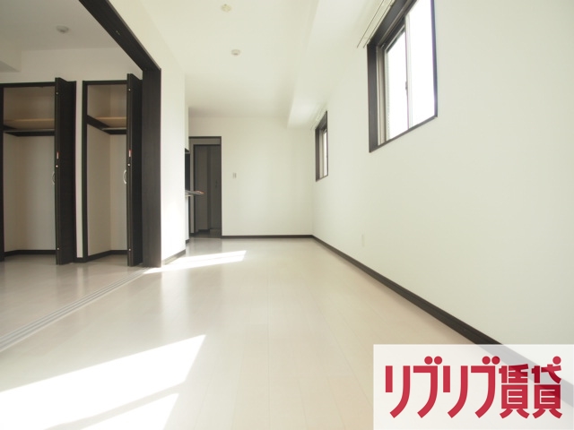 ＪＲ総武線 千葉駅 徒歩3分 10階建 築11年の居間写真