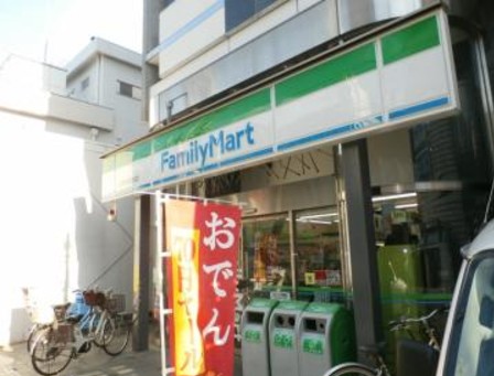 コンビニ　ファミリーマート上石神井駅前店（コンビニ）まで696m