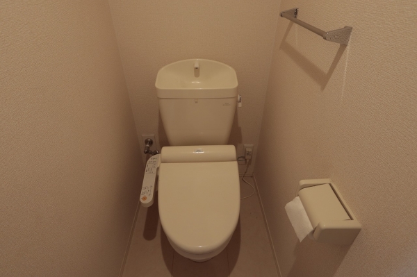 トイレ　温水シャワー付きトイレです
