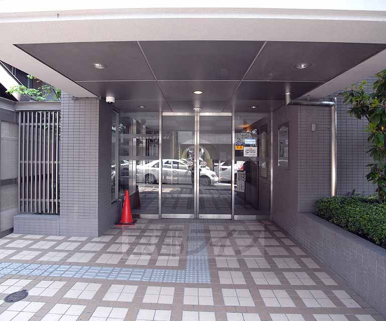 その他共有部分　高級感のある建物入り口です。