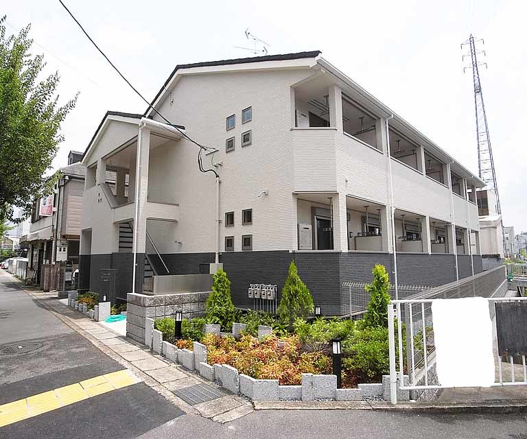 建物外観　丹波橋通り沿いの２階建てアパートです。