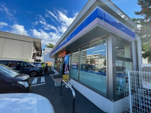 コンビニ　ローソン札幌富丘2条店（コンビニ）まで613m