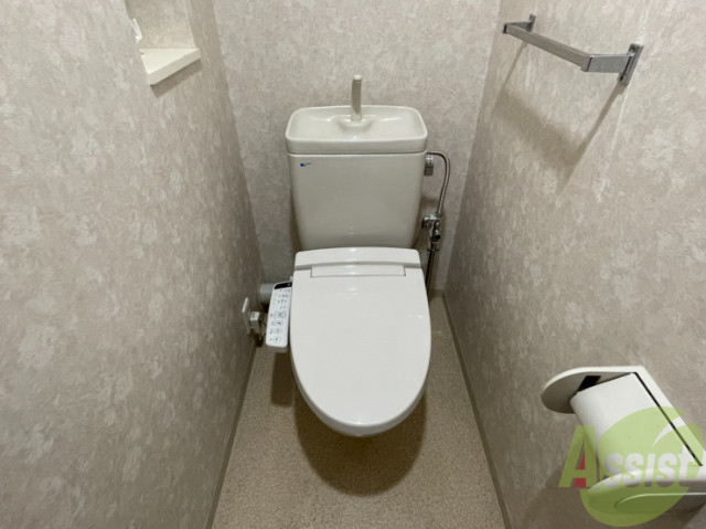 トイレ　温水洗浄便座なので快適に使用できそうですね。
