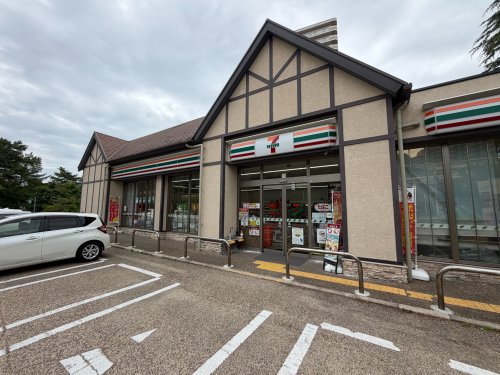 コンビニ　セブンイレブン豊中新千里南町店（コンビニ）まで980m