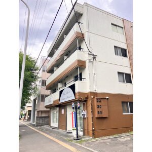 白栄ビル南郷の外観写真
