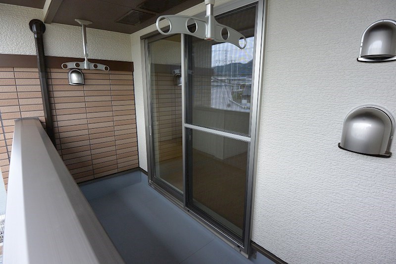 バルコニー　ベランダでしっかりと洗濯物を乾かしましょうね