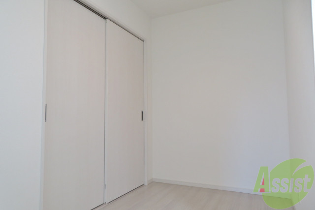 その他部屋・スペース　こちらは３帖の洋室になります。収納箇所もございます。