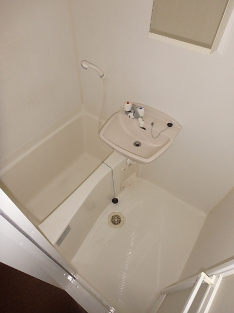 バス・シャワールーム　清潔感のあるトイレです。