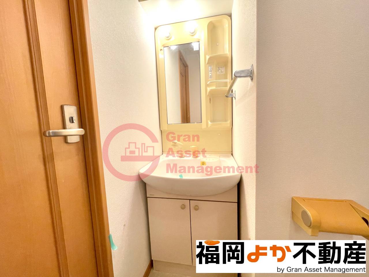 洗面設備　独立洗面台、小物を置くことができて便利です