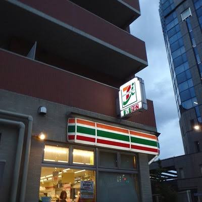 コンビニ　セブンイレブン北区王子4丁目店（コンビニ）まで242m
