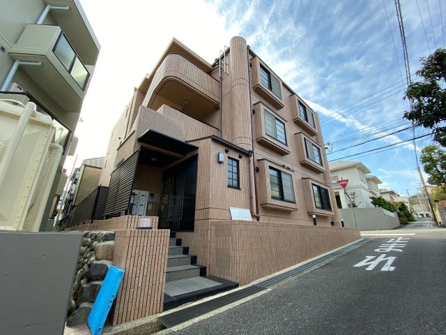 建物外観　オートロックで外部の人間が簡単に出入りできないため安心です。