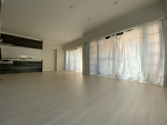 居室・リビング　出窓もついて明るいお部屋です。