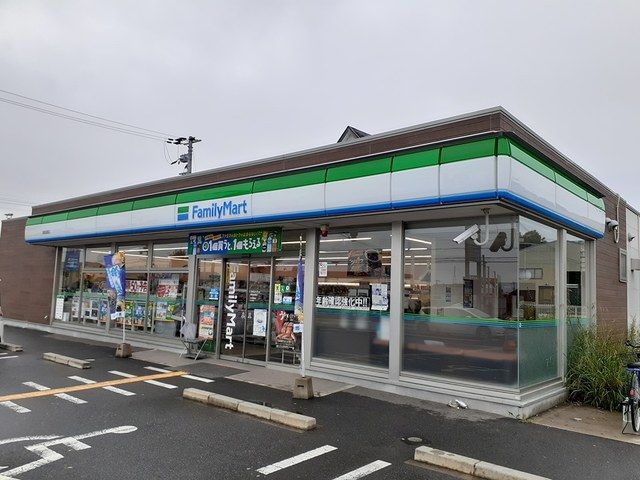 コンビニ　ファミリーマート様（コンビニ）まで777m