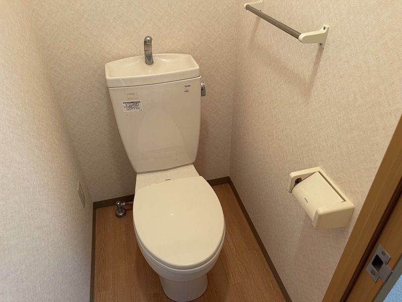 西武新宿線 新所沢駅 徒歩15分 3階建 築18年のトイレ写真