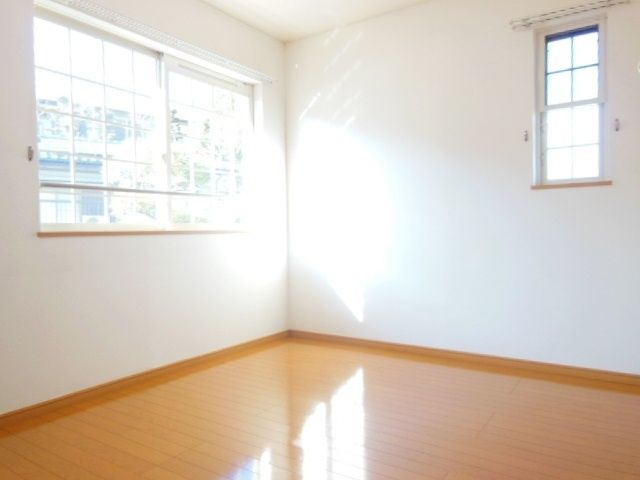 居室・リビング　☆明るい二面採光のお部屋☆