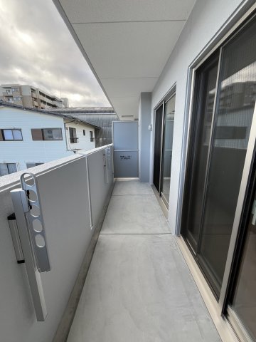 バルコニー　※別部屋のお写真で、現況優先と致します。