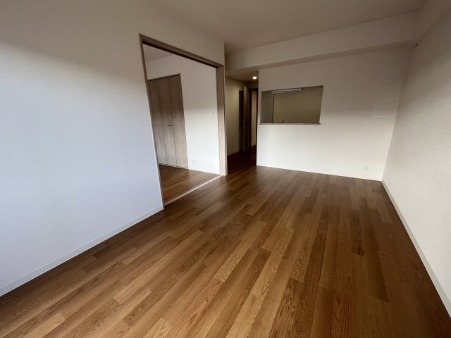 居室・リビング　※別部屋のお写真で、現況優先と致します。