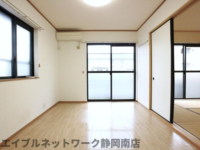 ウエストサイドヴィレッジA棟の居間写真