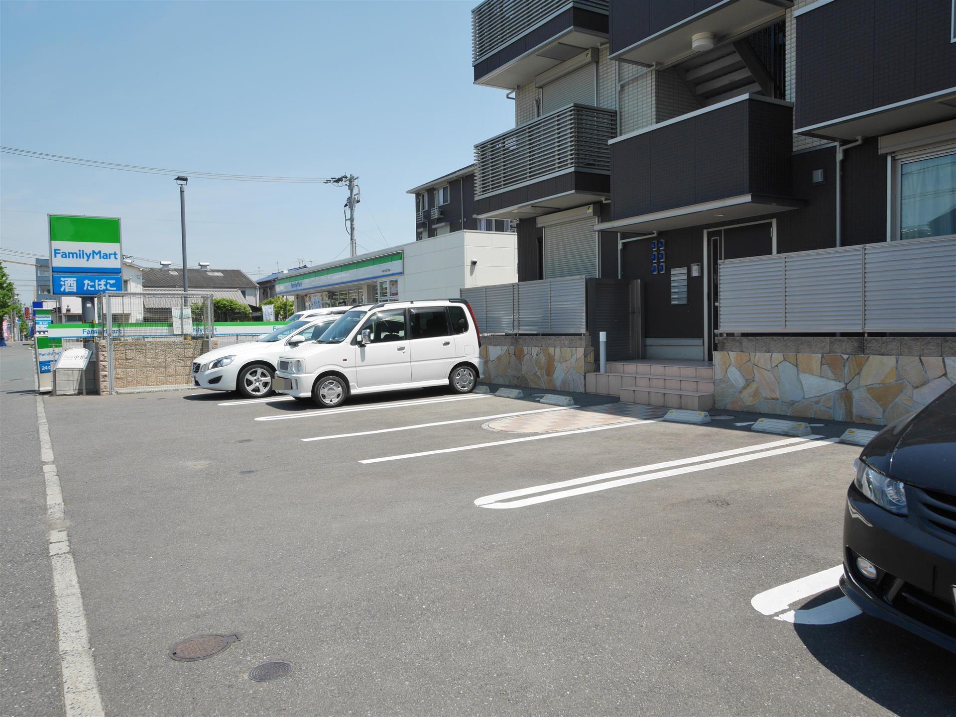 駐車場　建物前に駐車場