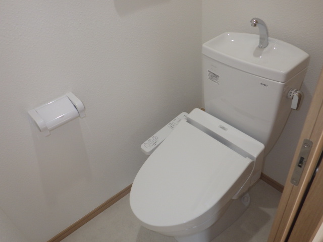 日暮里・舎人ライナー 西新井大師西駅 徒歩5分 2階建 築11年のトイレ写真