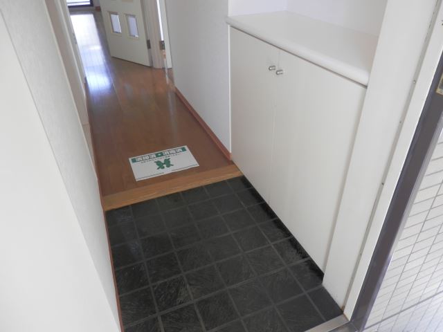 玄関　下駄箱付きの玄関です。