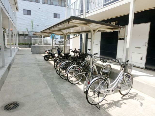 その他共有部分　屋根付の駐輪スペースです。