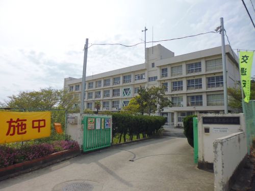 小学校　高丘西小学校（小学校）まで483m